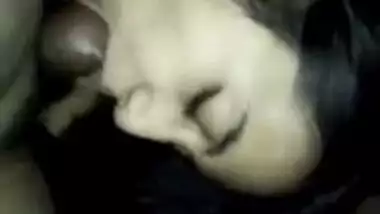 Desi slut gives a XXX blowjob to client who secretly makes an MMS video
