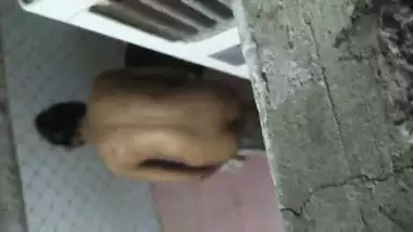 Indian maid bathing voyeur video