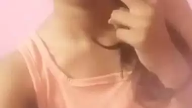 Dollface from India uncovers her thin XXX body and sucks fingers