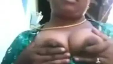 Bmngl village aunty takin out her boobs frm nity at backside of home