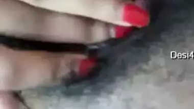 Excited Desi babe has no sex toys and she brings fingers into play