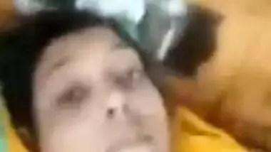 Shy Desi model reveals her cute XXX tits to the client on video call