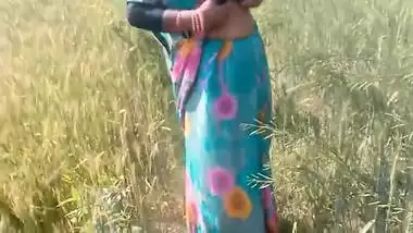 Desi Bhabhi - Desi Hot Bhabhi Ko Khet Me Pakad Kar Jabardasti Chudayi Ki