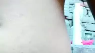 Desi wife captures saggy boobs for home XXX collection and not MMS