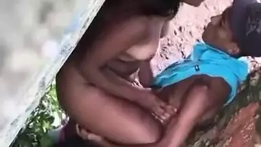 Village voyeur caught on mms video of Desi lovers caught fucking outdoor