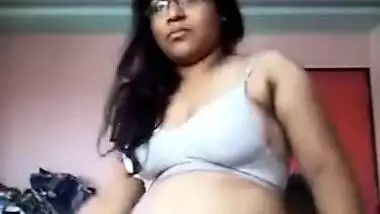 Desi wife exposes round ass and saggy tits for all the XXX watchers