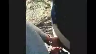 Fsiblog – Arab college girl giving outdoor blowjob to her lover MMS