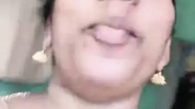 Bored Desi aunty with great XXX assets undresses while waiting for BF