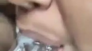 Lovely Desi sucks the XXX sized cock well in this close-up MMS clip