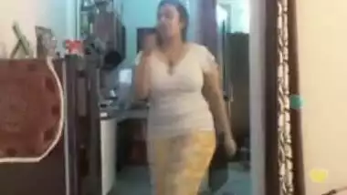 Hot desi indian bhabi shaking her sexi ass &boobs on bigo live...4