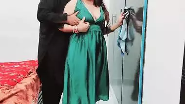 Slutty Desi maid with no panties and bra seduces the man on XXX sex