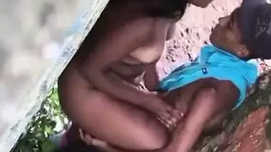 Village voyeur caught on mms video of Desi lovers caught fucking outdoor