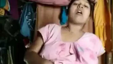 Horny like hell Bangla girl fingers her XXX snatch in Desi video