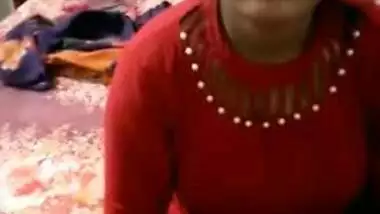 Dude coaxes his cute Desi girlfriend to pose naked for XXX camera