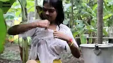 Indian hot cute servant girl showing her boobs and seducing neighbour at out door - Wowmoyback