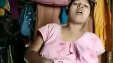 Horny like hell Bangla girl fingers her XXX snatch in Desi video