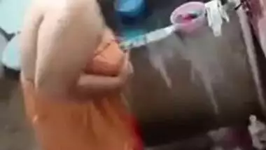 Desi aunty bathing full nude outdoor on mms cam for her lover